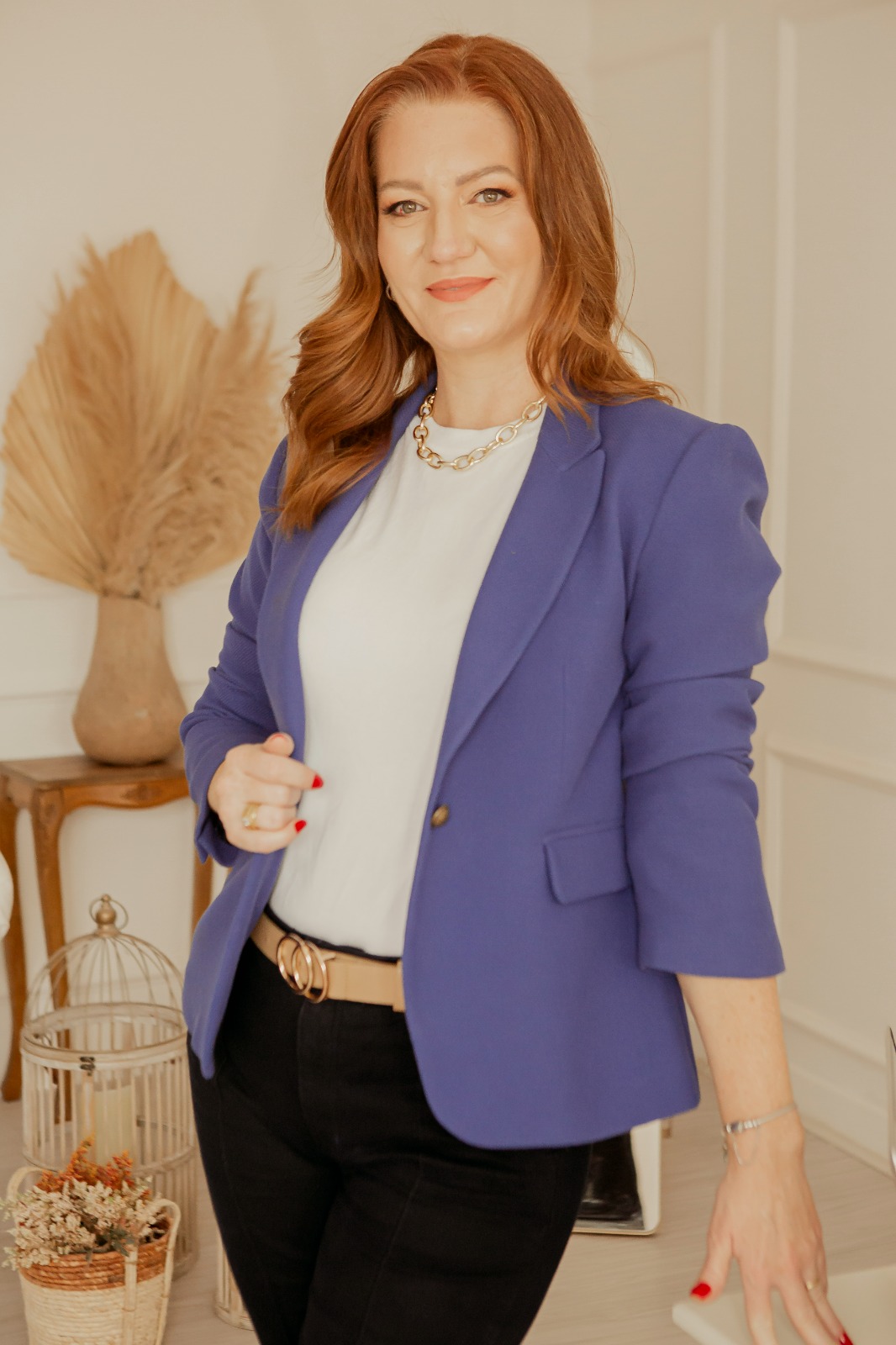 Cíntia Hoffmann em retrato profissional, usando blazer azul
