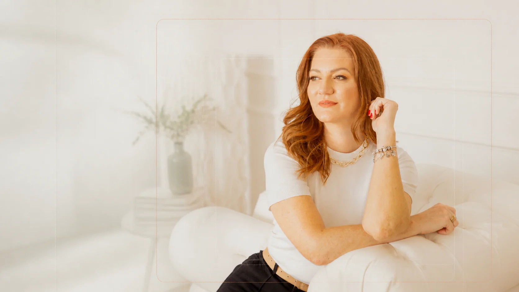 Retrato editorial de Cíntia Hoffmann sobre presença profissional
